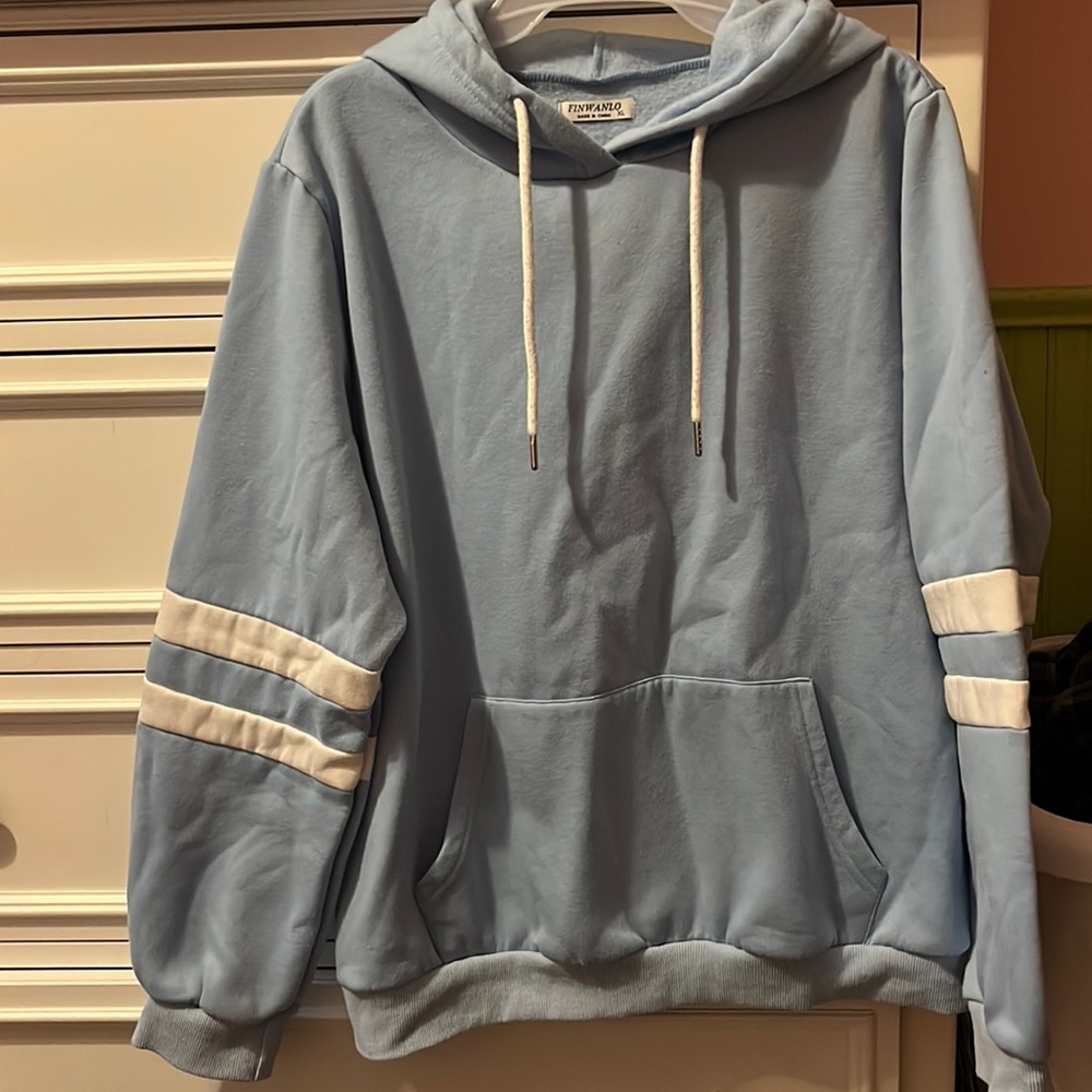 XL FINWALO Hoodie. Color: light blue